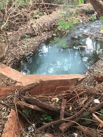 C&oacute;rrego Vendas tem &aacute;gua barrenta e sinais de despejo de cimento