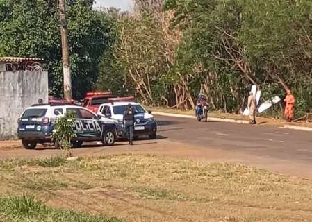Homem &eacute; morto a tiros dentro do Rio Anhandu&iacute;