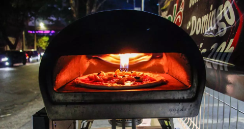Cabrini acende o forno e abre pizzaria de rua na cal&ccedil;ada de casa