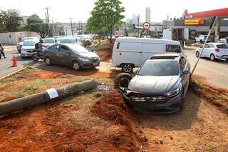 Carro em alta velocidade derruba poste e causa congestionamento na Mato Grosso