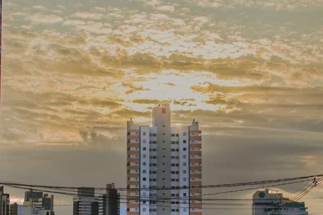 Sol predomina, mas pancadas de chuva e ventos fortes podem atingir parte de MS