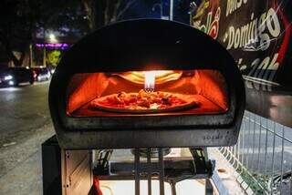 Cabrini acende o forno e abre pizzaria de rua na cal&ccedil;ada de casa