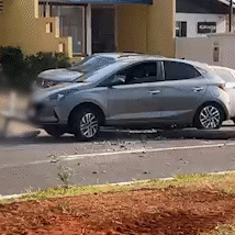 Carro derruba poste e causa congestionamento na Avenida Mato Grosso