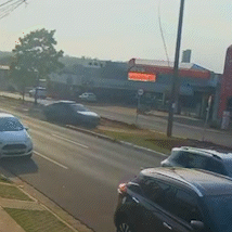 Carro em alta velocidade derruba poste e causa congestionamento na Mato Grosso