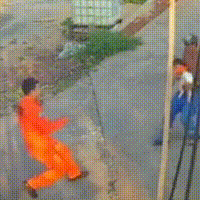 Pai corre para quartel e bombeiros salvam beb&ecirc; engasgado com pl&aacute;stico