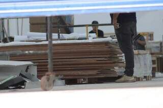 Trabalhador morre prensado por placas em obra de nova loja de m&oacute;veis no Noroeste