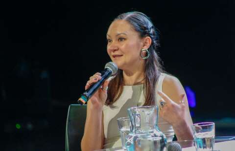 O amor &eacute; um erro: Ana Suy d&aacute; &ldquo;tapa na cara&rdquo; da plateia na Bienal