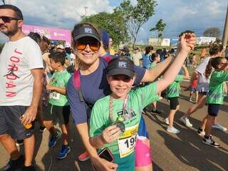 Com incentivo da fam&iacute;lia, pequenos atletas correm e se divertem em maratona kids