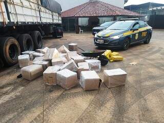 PRF apreende caminh&atilde;o com 1t de maconha escondida em carga de &oacute;leo