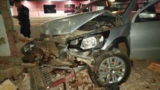 Madrugada tem dois carros destru&iacute;dos em acidentes contra muro e &aacute;rvore
