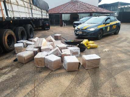 PRF apreende caminh&atilde;o com 1t de maconha escondida em carga de &oacute;leo