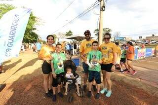 Com incentivo da fam&iacute;lia, pequenos atletas correm e se divertem em maratona kids
