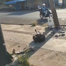 Carro tem frente destru&iacute;da ao bater em poste no Jardim Tijuca