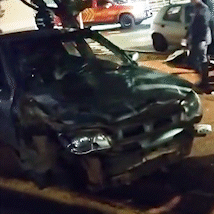 Madrugada tem dois carros destru&iacute;dos em acidentes contra muro e &aacute;rvore