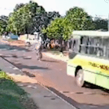 Condutor de moto invade contram&atilde;o e fica em estado grave ap&oacute;s bater em &ocirc;nibus
