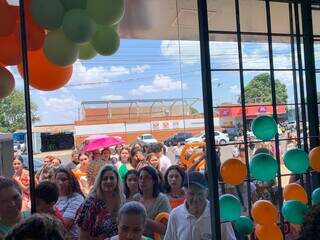 F&atilde;s atravessam a cidade para abertura da primeira loja da Cenourinha