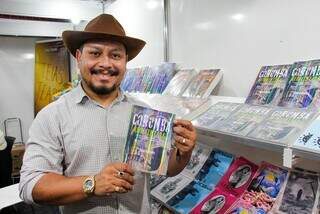 Cansado de ouvir &ldquo;n&atilde;o&rdquo;, Eduardo decidiu fazer os pr&oacute;prios livros &agrave; m&atilde;o
