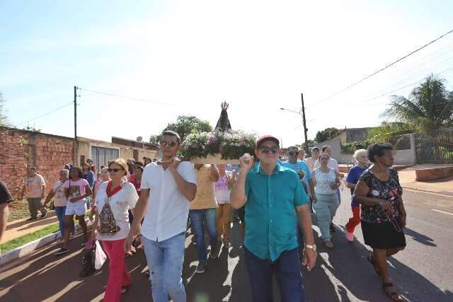 Devotos compartilham hist&oacute;rias de gra&ccedil;as alcan&ccedil;adas durante prociss&atilde;o mariana