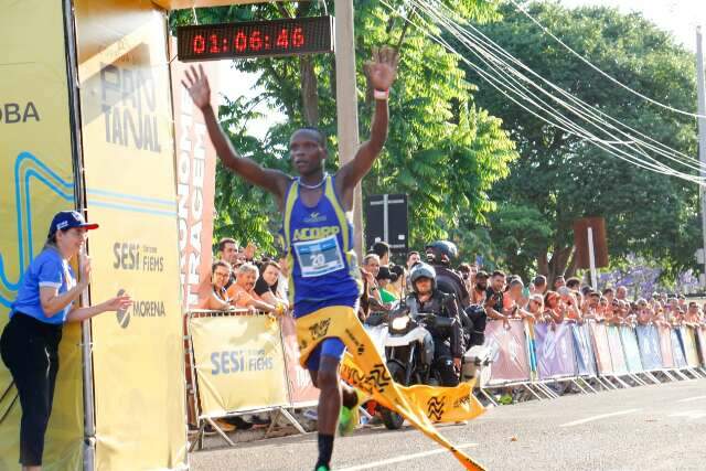 Atletas africanos superam calor e dominam p&oacute;dio da meia-maratona do Pantanal 