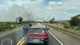 Inc&ecirc;ndio em vegeta&ccedil;&atilde;o interdita trecho da 163 e provoca congestionamento