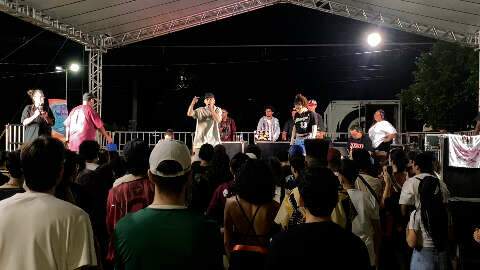 Maior batalha de rimas do MS reuniu MCs no Monumento Maria Fuma&ccedil;a