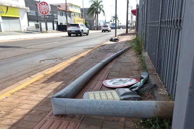 Motorista embriagado provoca acidente e arranca poste de canteiro