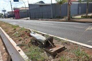 Motorista embriagado provoca acidente e arranca poste de canteiro
