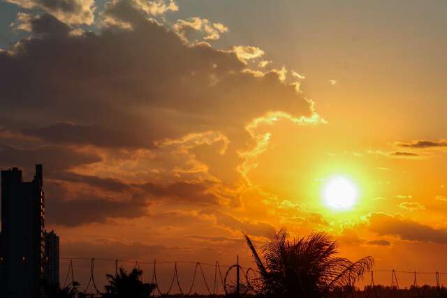 Domingo ser&aacute; quente, mas ciclone e frente fria deixam o tempo inst&aacute;vel em MS