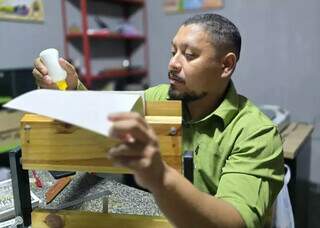 Cansado de ouvir &ldquo;n&atilde;o&rdquo;, Eduardo decidiu fazer os pr&oacute;prios livros &agrave; m&atilde;o