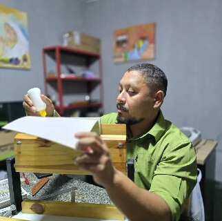 Cansado de ouvir &ldquo;n&atilde;o&rdquo;, Eduardo decidiu fazer os pr&oacute;prios livros &agrave; m&atilde;o