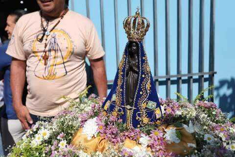 Cat&oacute;licos celebram Nossa Senhora Aparecida em prociss&atilde;o nas Moreninhas