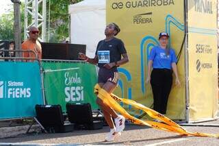 Atletas africanos superam calor e dominam p&oacute;dio da meia-maratona do Pantanal 