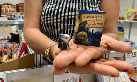Famosos no Peru, Xenia leva &agrave; Bienal livros menores que o polegar