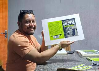 Cansado de ouvir &ldquo;n&atilde;o&rdquo;, Eduardo decidiu fazer os pr&oacute;prios livros &agrave; m&atilde;o