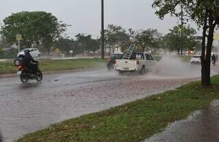 Sob alerta de tempestade, chuva volta a aparecer na Capital