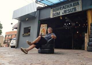José cansou de só arrumar pneu e há 10 anos faz cadeira de borracha José cansou de só arrumar pneu e há 10 anos faz cadeira de borracha