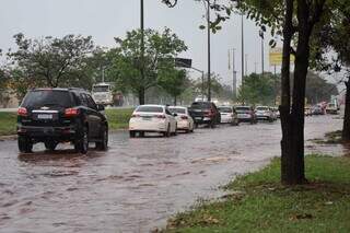 Chuva forte deixa avenida de cemit&eacute;rio alagada