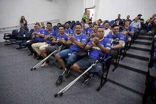 Com hist&oacute;rias de supera&ccedil;&atilde;o, contemplados do Aux&iacute;lio-Atleta recebem uniformes