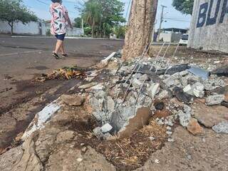 Condutor derruba poste, deixa bairro sem energia e vai embora a p&eacute;