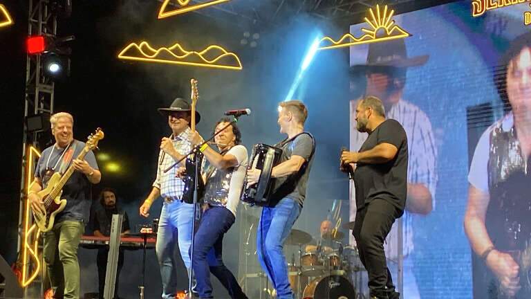 Após 21 anos, Michel Teló "dá show" com antigos parceiros do Tradição