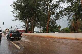 Avenida alaga e obriga passageiros a pularem do &ocirc;nibus no meio da enxurrada