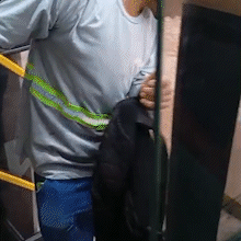 Avenida alagada faz passageiros pularem do &ocirc;nibus no meio da &aacute;gua