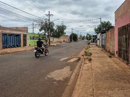 Ap&oacute;s acidente de motociclista, bairro exp&otilde;e precariedade na sinaliza&ccedil;&atilde;o