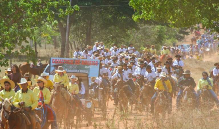 Há 20 anos, cavalgada exalta homem do campo e cultura de peões