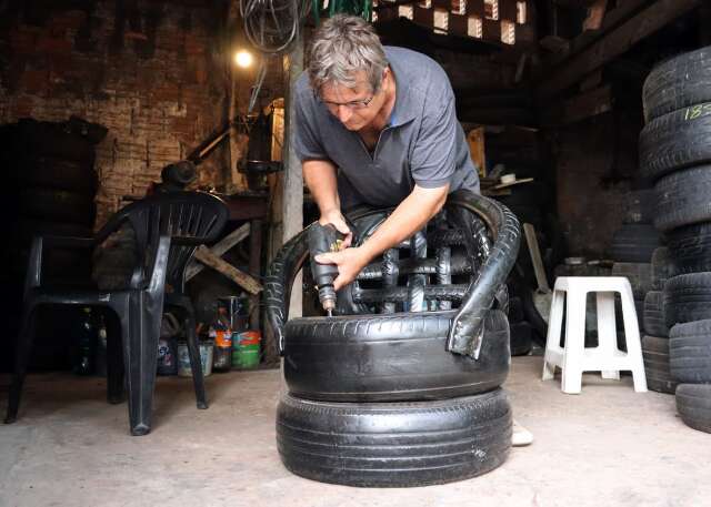  Jos&eacute; cansou de s&oacute; arrumar pneu e h&aacute; 10 anos faz cadeira de borracha