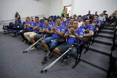 Com hist&oacute;rias de supera&ccedil;&atilde;o, contemplados do Aux&iacute;lio-Atleta recebem uniformes