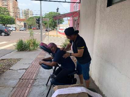 Na cal&ccedil;ada, &lsquo;Sr. Miyagi&rsquo; alivia estresse e vira amuleto de sorte de advogados