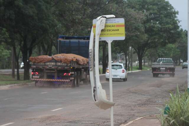 Ap&oacute;s alagamento de avenida, para-choque de carro &eacute; encontrado pendurado em placa