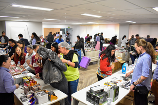 Bazar solidário da Santa Casa vende de celulares a roupas, parcelados no cartão Bazar solidário da Santa Casa vende de celulares a roupas, parcelados no cartão