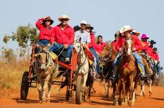 Há 20 anos, cavalgada exalta homem do campo e cultura de peões Há 20 anos, cavalgada exalta homem do campo e cultura de peões
